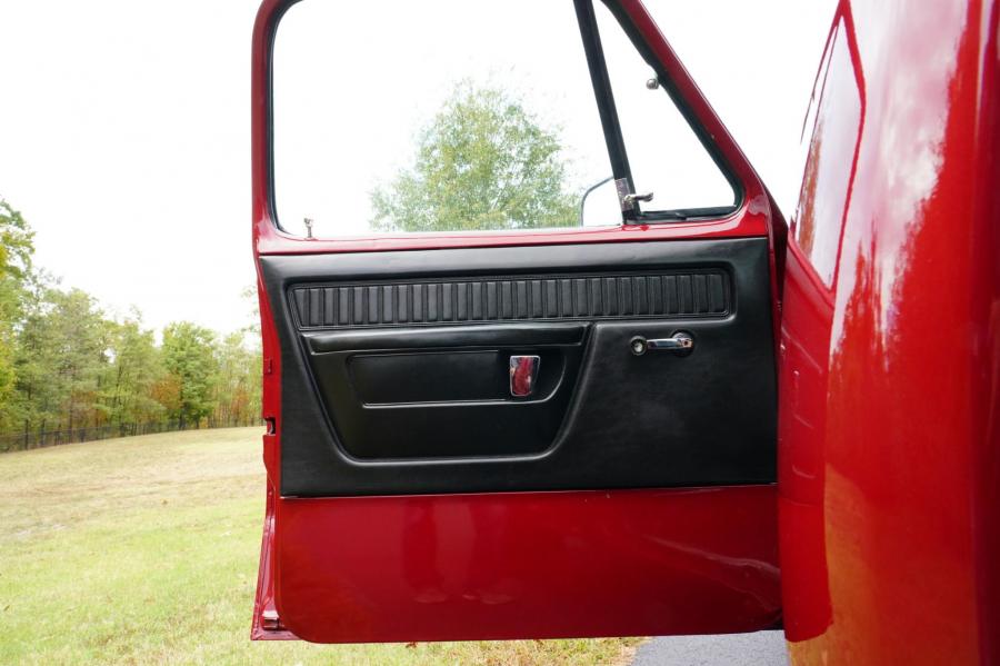 Детали интерьера Dodge D100 Custom Pickup 1979 года  (фото 72 из 92)